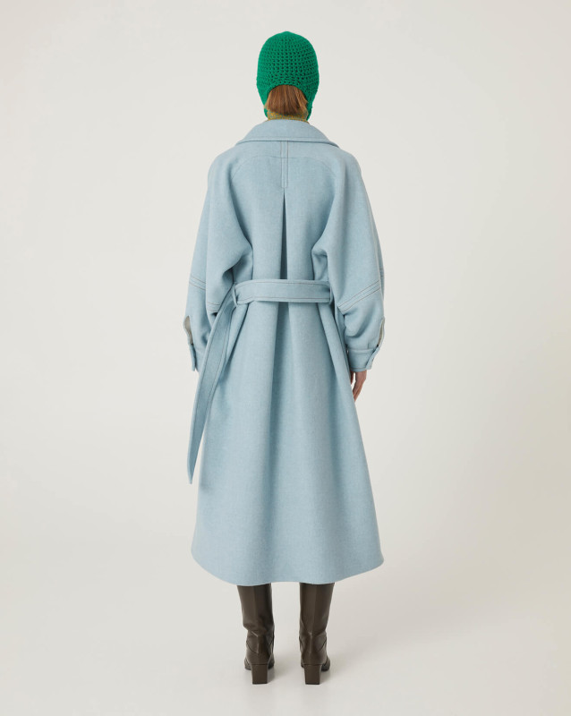 coat with wide sleeves