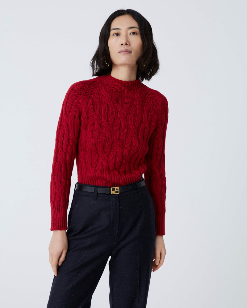 maglia in lana rossa a trecce